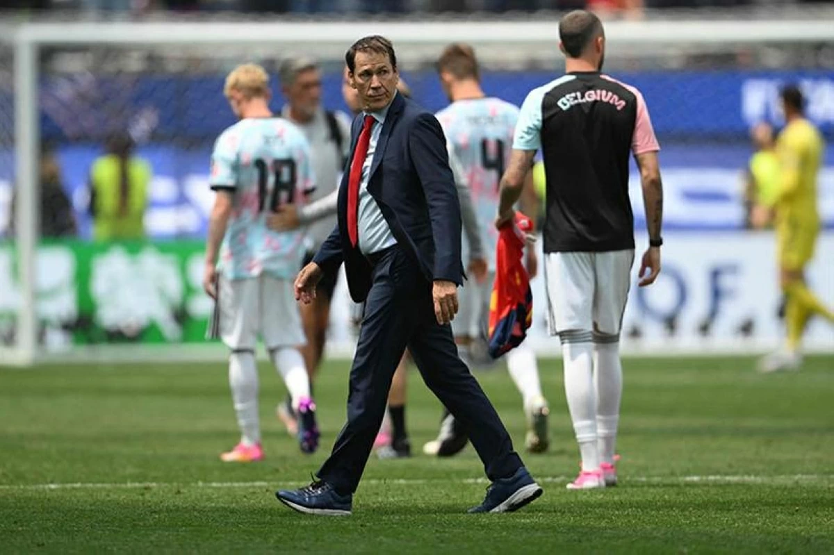 Belgium's French head coach Rudi Garcia leaves the field after losing the 2026 World Cup football tournament quarter-final match between Spain and Belgium at the Los Angeles Stadium in Inglewood (AFP photo)