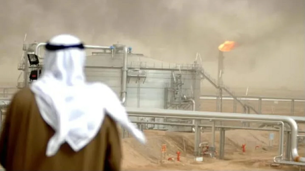 An employee of the Kuwait Oil Company (KOC) looks at 25 January 2005 the Gathering Center No.15 of al-Rawdatain field, 100 kms north of Kuwait City (AFP/Getty Images)