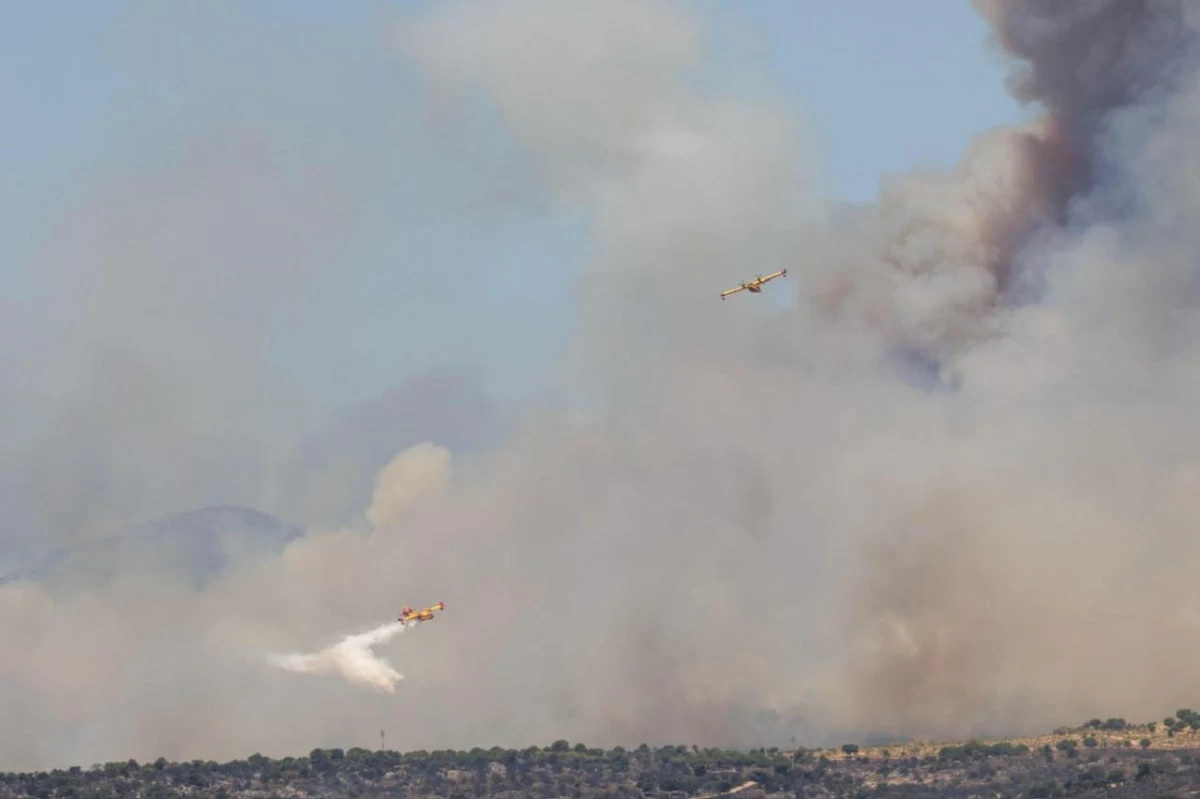 Spanish Air Force Canadair firefighting aircraft dump water on a wildfire near San Martin de Valdeiglesias, west of Madrid on July 24, 2026
(AFP photo)