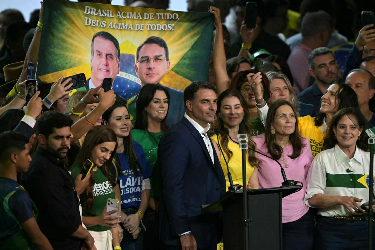 Brazil's right-wing presidential hopeful Flavio Bolsonaro (C) speaks next to his wife Fernanda Bolsonaro (C R) during the launching of his candidacy within the Liberal Party (PL) convention, in Sao Paulo, Brazil on July 25, 2026 (AFP photo) 