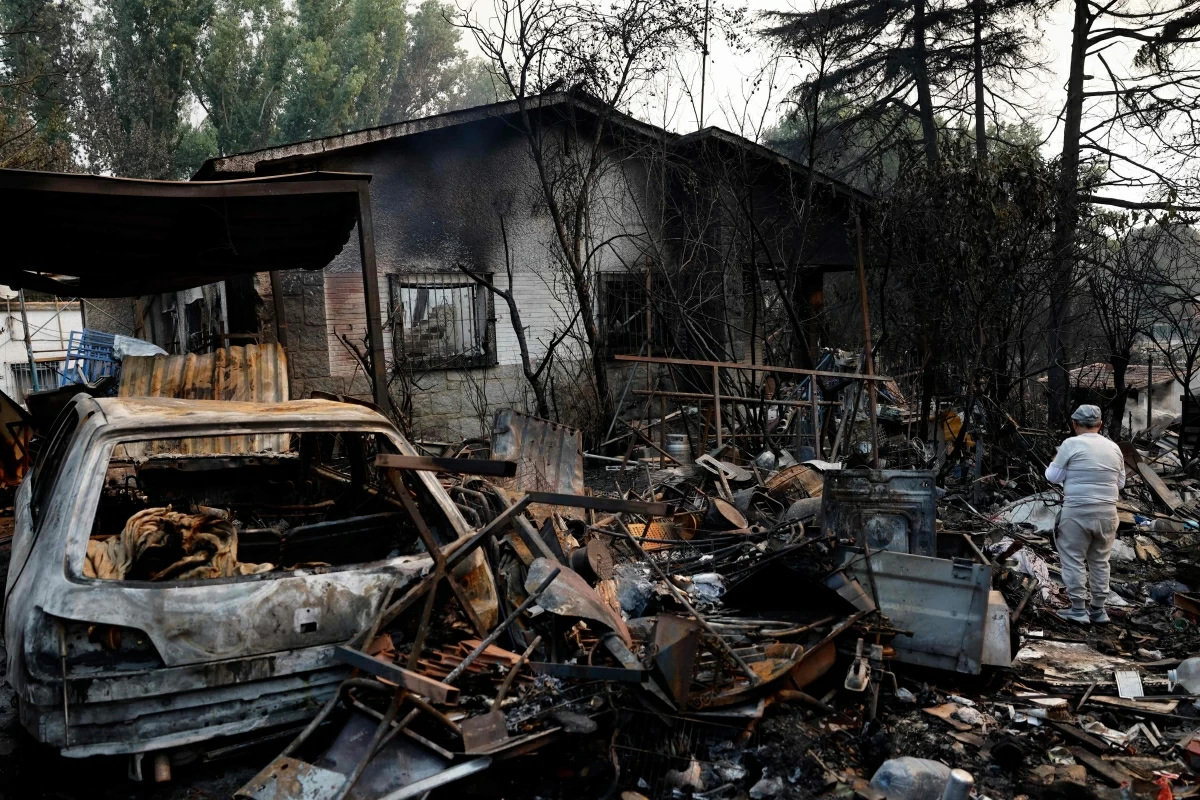 A resident surveys the extensive damage inside his burned-out home, which sits on a plot used for storing scrap metal, following a devastating wildfire in Pelayos de la Presa, 65 kilometers west of Madrid, on July 26, 2026
(AFP photo)