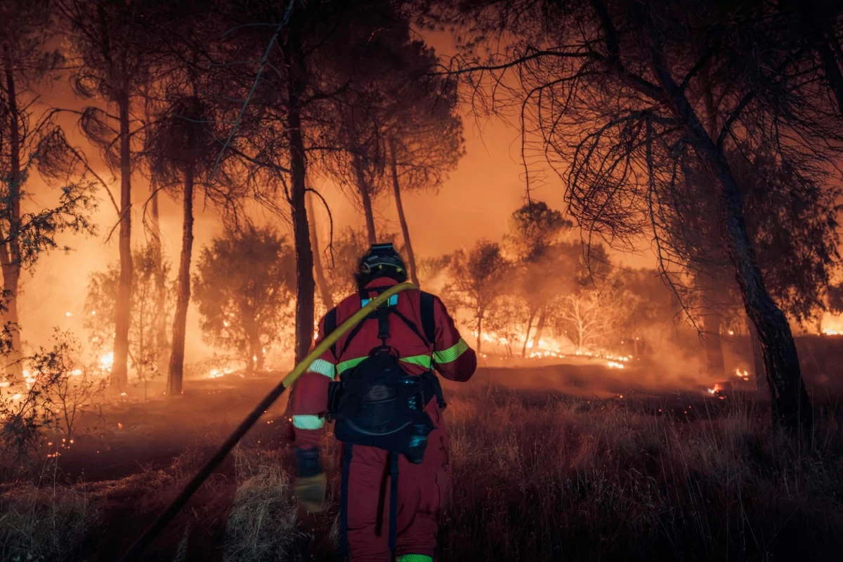 This handout photo released on July 26, 2026 and taken on July 24, 2026 by Spain's Military Emergencies Unit (UME) shows UME personnel fighting a wildfire near Navas del Rey, 55 kilometers southwest of Madrid (AFP photo) 
