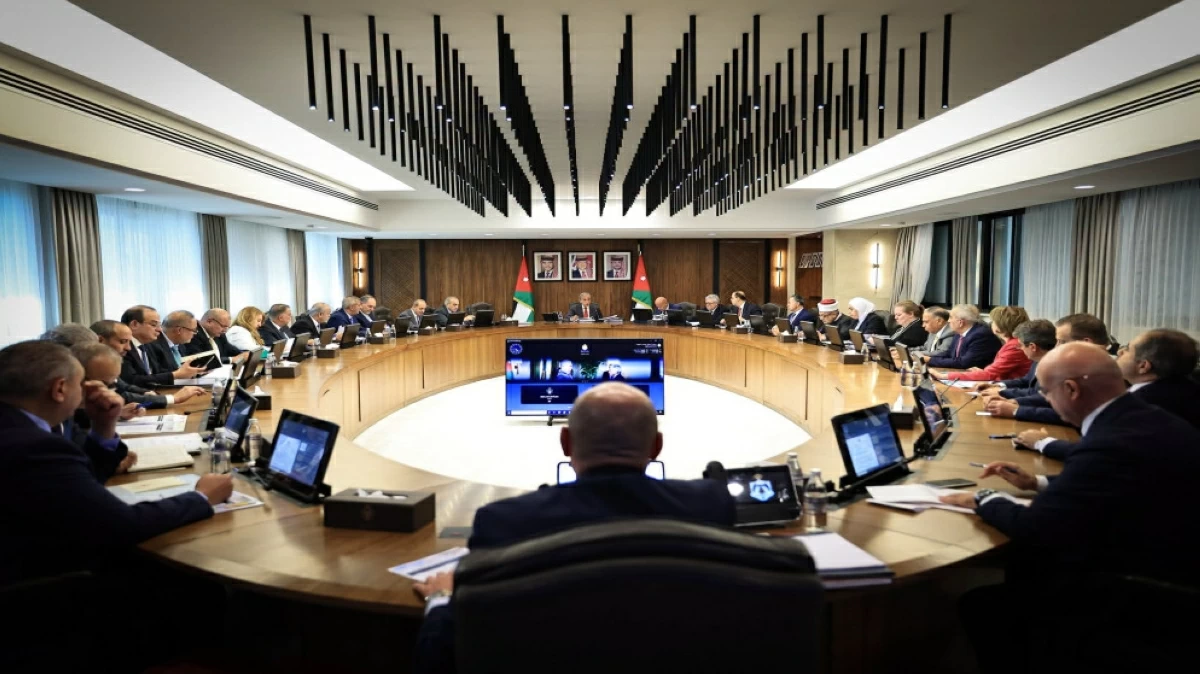 Prime Minister Jafar Hassan chairs a Cabinet session on Monday, during which a set of regulations related to unpaid leave, private school ratings, social protection were approved (Petra photo)