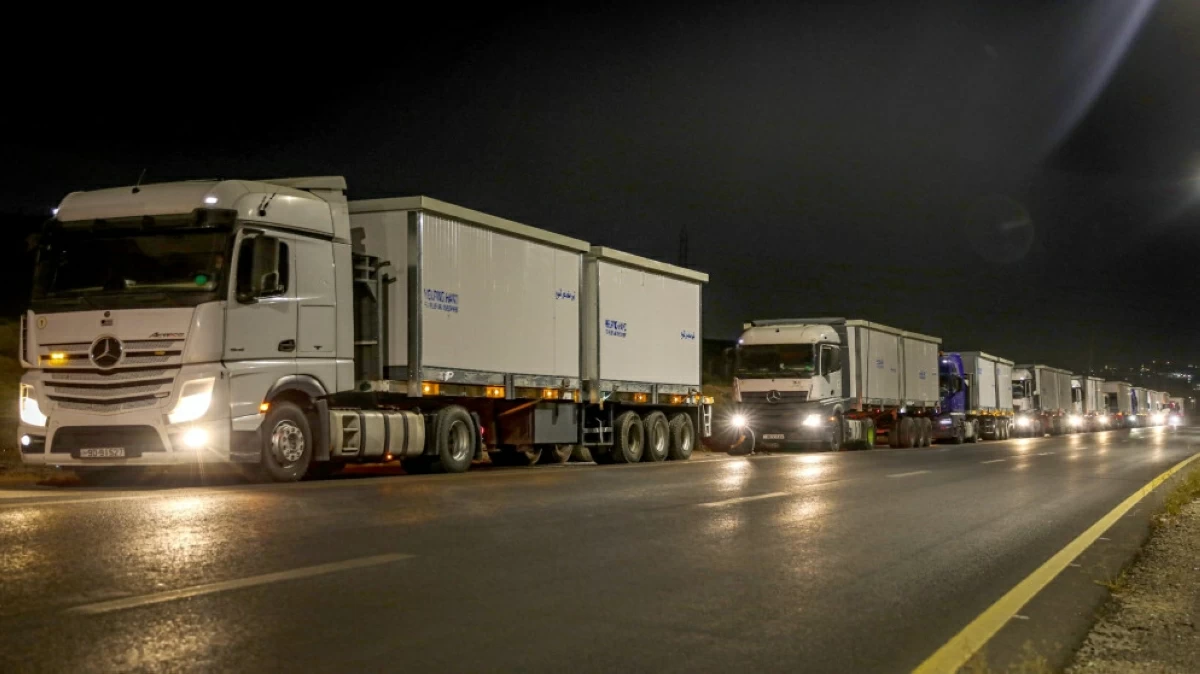 Jordan sends aid convoy to Syria carrying 32 mobile housing units