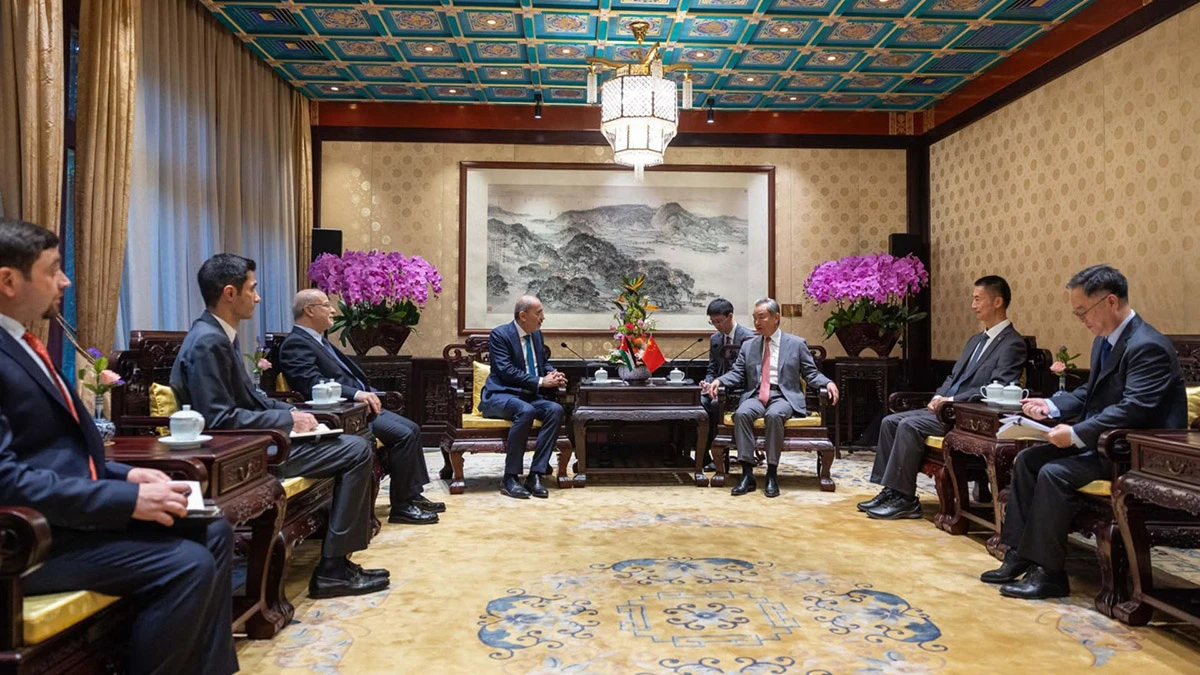 Foreign minister, China's Wang Yi discuss Amman-Beijing relations