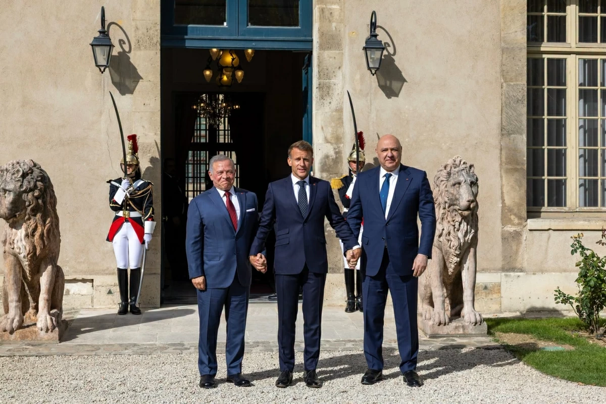King holds trilateral meeting with France president, Lebanon president