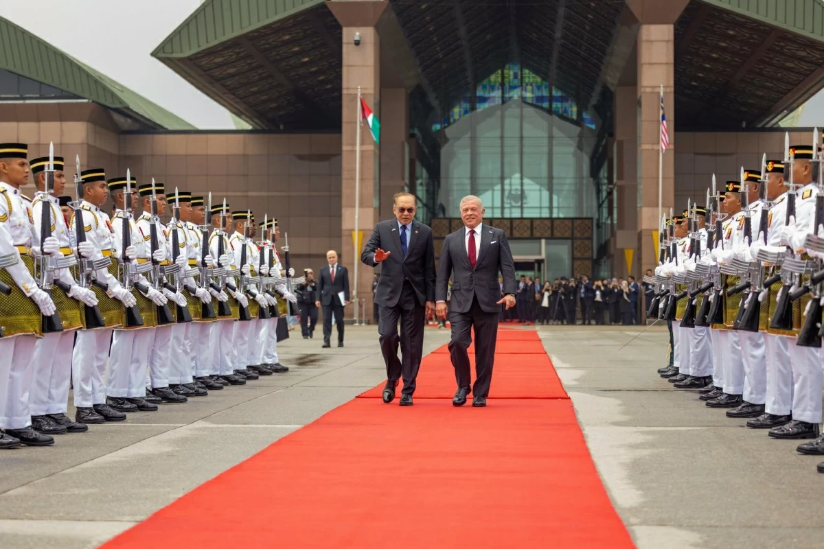 King meets with Malaysia PM