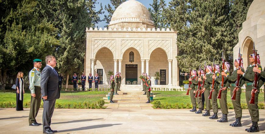 King, Queen visit tomb of King Hussein | Jordan Times