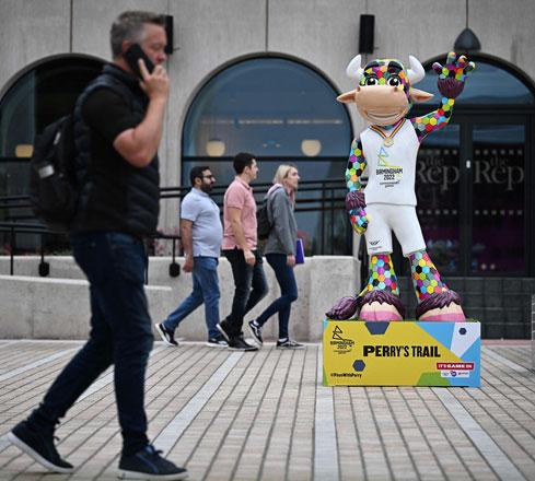 Cristiano Ronaldo gets smooched by Heat mascot 