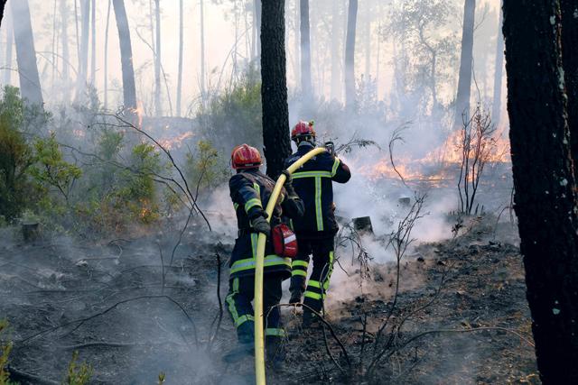 French firefighters battle Riviera inferno for third day | Jordan Times