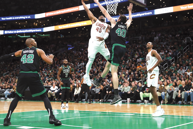 Video: Paris Saint-Germain Makes Unexpected Appearance in NBA's Slam Dunk  Contest - PSG Talk