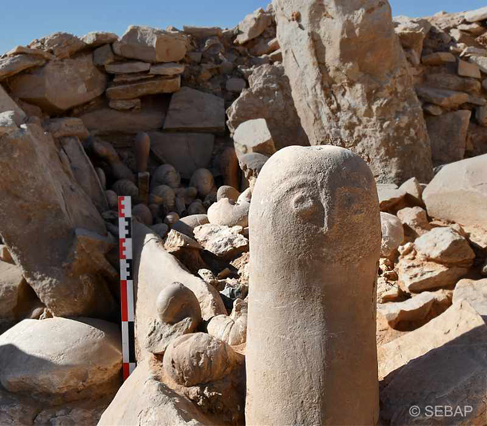 A detailed view of the two steles of ‘Abu Ghassan’ and ‘Ghassan’, with the ritual deposit of marine fossils at the background, at site JKSH P52, Jabal  Al Khashabiyeh (Photo courtesy of SEBAP)