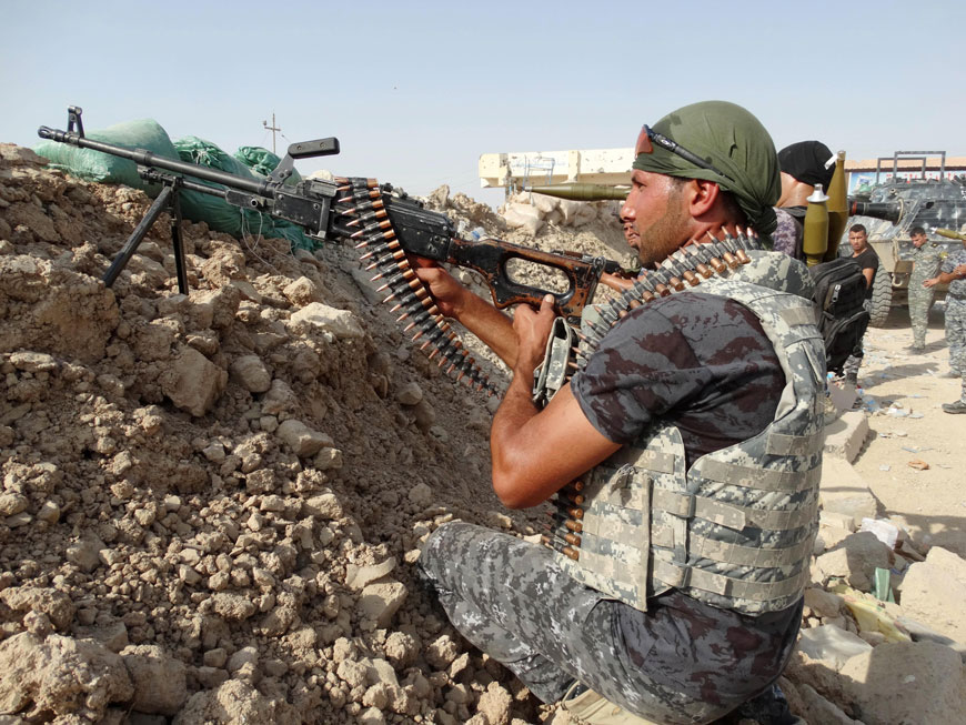 In this Thursday photo, Iraqi security forces, backed by Sunni and Shiite volunteers take combat positions during a clash with Daesh militants at the front line in Anbar province, Iraq (AP photo)