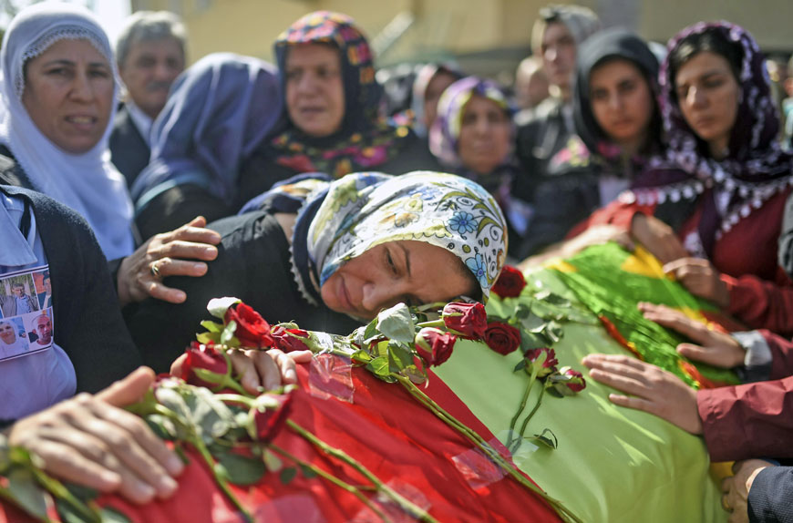 Relatives mourn near the coffin of a victim of the twin bombings in Ankara, during the funeral in Istanbul on Monday (AFP photo)