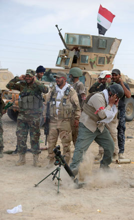 Shiite fighters launch a mortar round towards Daesh terrorists in Baiji, Iraq, Wednesday (Reuters photo)