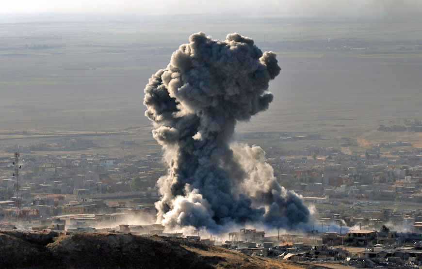 Heavy smoke billows during an operation by Iraqi Kurdish forces backed by US-led strikes in the northern Iraqi town of Sinjar on Thursday, to retake the town from the Daesh group and cut a key supply line to Syria (AFP photo)