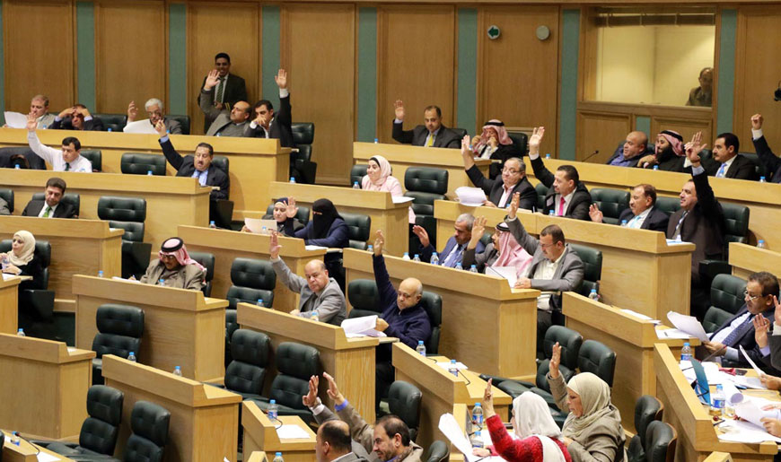 Deputies vote to endorse the draft state budget law during a Lower House session on Thursday (Petra photo)