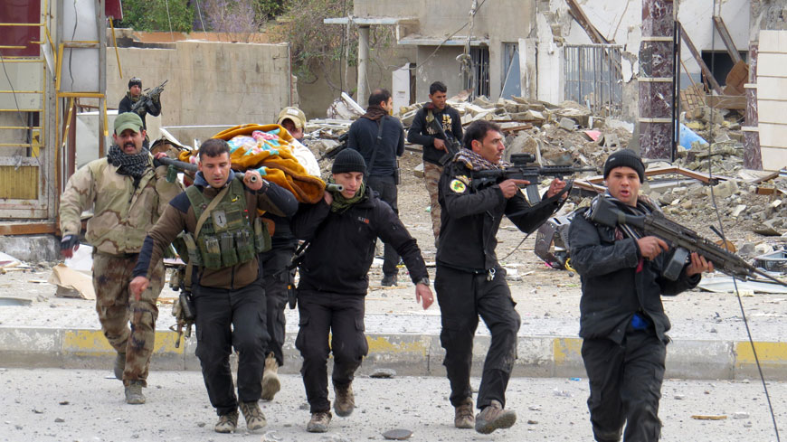 Iraqi government forces and members of Iraq's elite counterterrorism service carry the body of a comrade during battles with Daesh as they try to secure all the neighbourhoods of Ramadi on Monday (AFP photo)