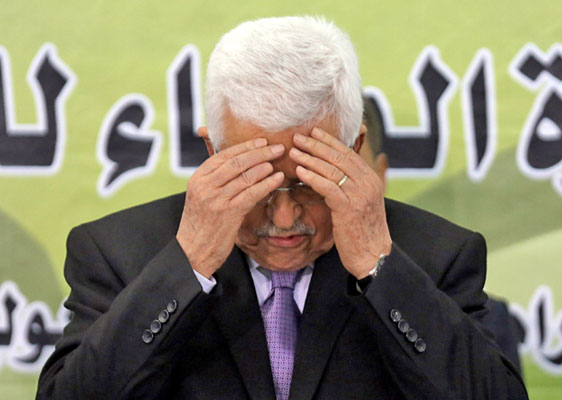 Palestinian leader Mahmoud Abbas prays ahead of a meeting with the advisory council of his ruling Fateh Party in the West Bank city of Ramallah on July 23 (AFP photo)