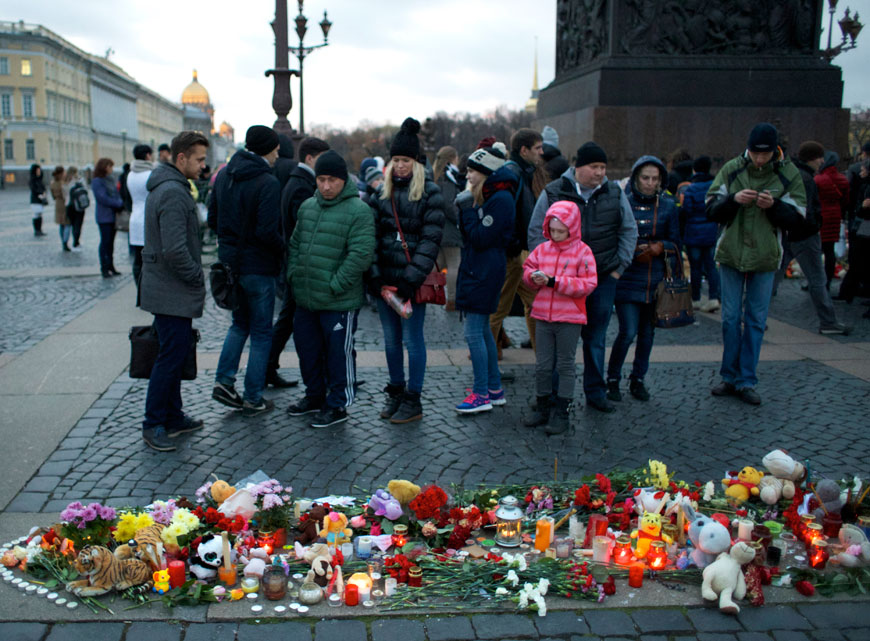People are mourning for the plane crash victims at Dvortsovaya (Palace) Square in St Petersburg, Russia, on Monday (AP photo)