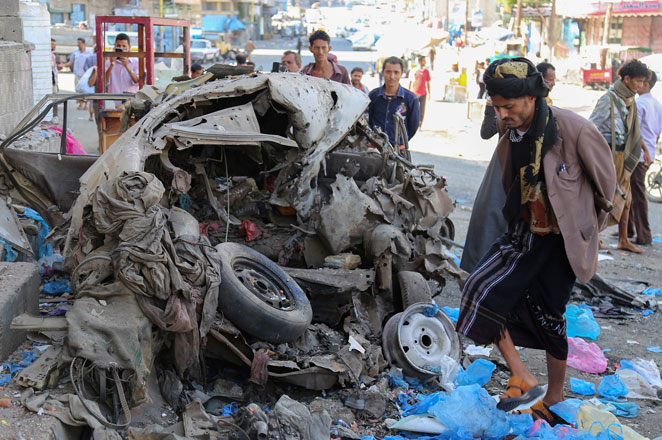 Yemenis inspect the damage following clashes between Shiite Houthi rebels and fighters from the Popular Resistance Committees, loyal to Yemen’s President Abed Rabbo Mansour Hadi, in the country’s third city Taez, on Tuesday (AFP photo)