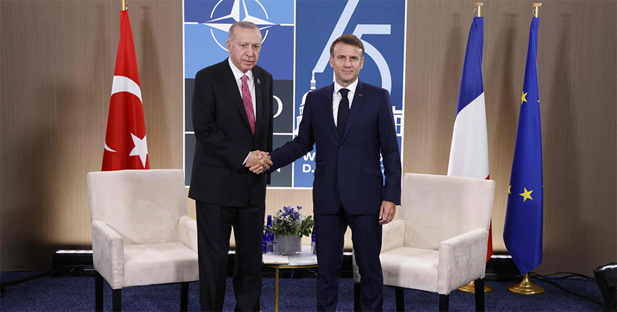 French President Emmanuel Macron meets Turkish President Recep Tayyip Erdogan on the sidelines of the NATO 75th anniversary summit at the Walter E. Washington Convention Centre in Washington, DC, on Thursday (AFP photo)
