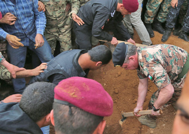 His Majesty King Abdullah, the Supreme Commander of the Jordan Armed Forces-Arab Army, participates in the funeral of Major Rashed Zyoud in Gharisa cemetery, located in Zarqa's Hashemiyeh District, on Wednesday (Photo courtesy of Royal Court)