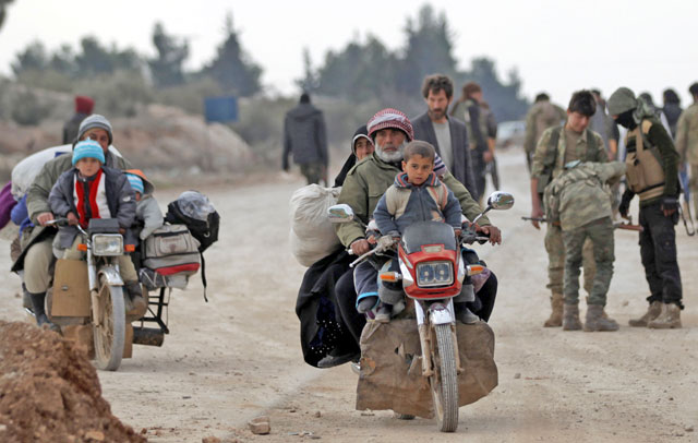 People who fled the violence from the Daesh-controlled northern Syrian town of Al Bab arrive on the outskirts of the Free Syrian Army and Turkish forces controlled Al Bazaa village in Syria, on Saturday  (Reuters photo)