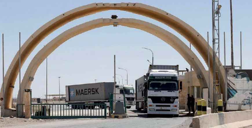 A freight truck crosses the Jordanian-Iraqi border at the Karamah-Turaibil border crossing (Reuters file photo)