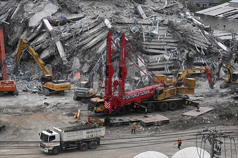Heavy machinery is used to clear the debris at the site of an under-construction building collapse in Bangkok on April 2, 2025, five days after an earthquake struck central Myanmar and Thailand (AFP photo)