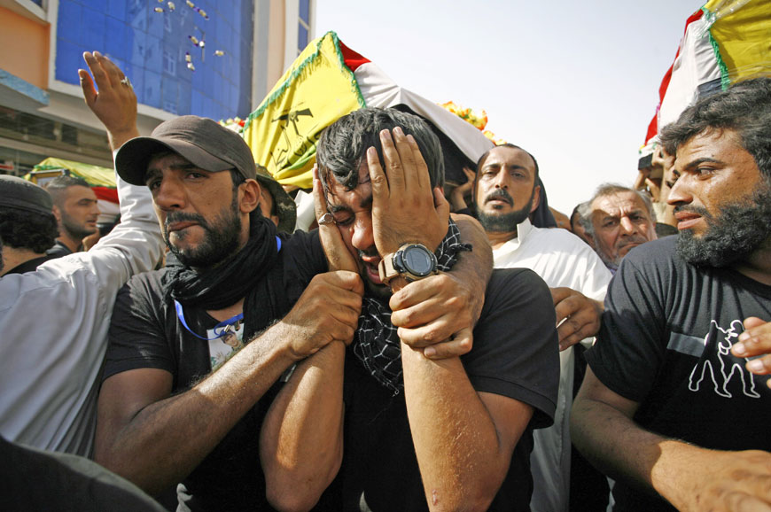 Iraqi mourners carry a coffin during a funeral procession for seven fighters who belonged to the Shiite Muslim Harakat Al Nujaba group, who were recently killed in clashes against the Daesh group, on Tuesday, in the holy city of Najaf  (AFP photo by Haidar Hamdani)
