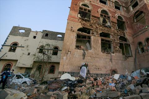 Men check the damages in an area struck by a US airstrike in Huthi-controlled Sanaa on March 20, 2025 (AFP photo)