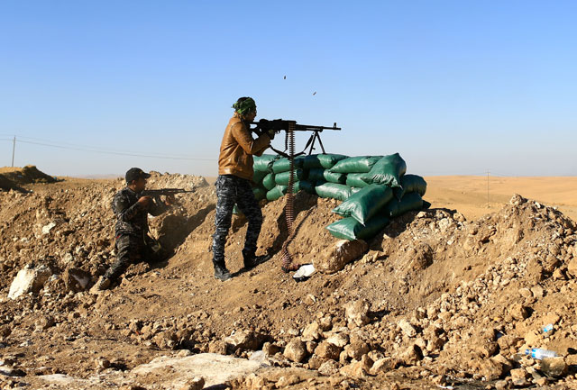 Federal police forces fire towards Daesh militants during clashes in the frontline village of Adhbah, south of Mosul, Iraq, on Tuesday (Reuters photo)