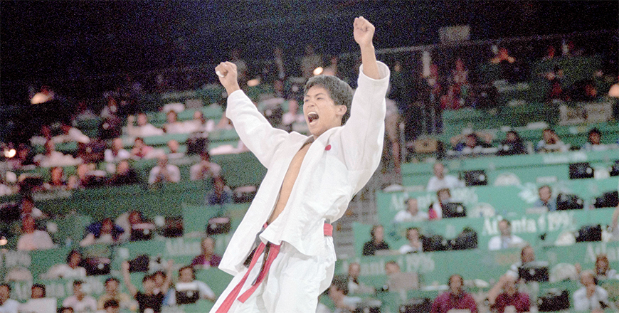 Japan’s Tadahiro Nomura celebrates after defeating Italy’s Giraliomo Giovinazzo wins gold medal for the judo men’s 60kg contest during the Atlanta 1996 Olympic Games in Atlanta on July 26, 1996 (AFP photo)
