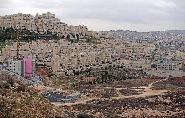 A picture taken on Thursday shows new apartments under construction in the Israeli settlement of Har Homa (foreground-left) situated in East Jerusalem, in front of the West Bank city of Bethlehem (background-right)  (AFP photo)