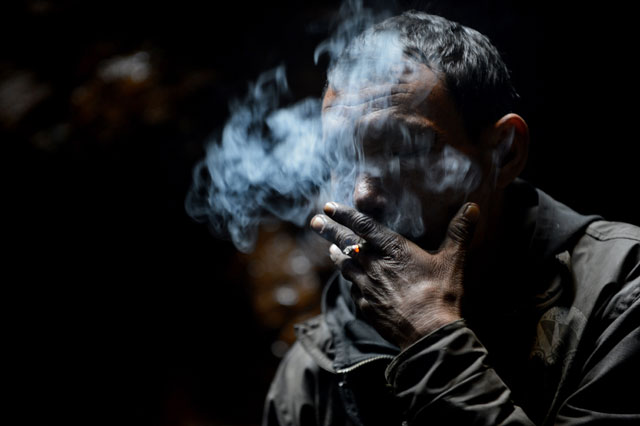 India moves to raise age for tobacco purchases to 25
