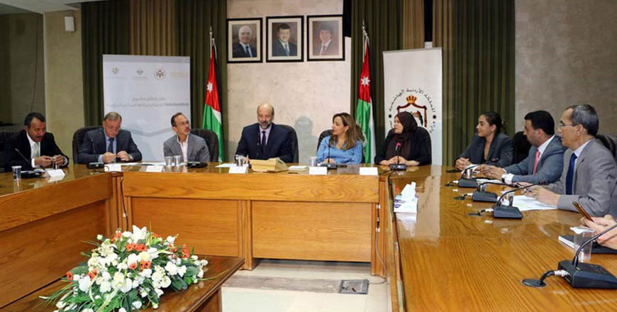 Education Minister Omar Razzaz and representatives from the Crown Prince Foundation, HelloWorldKids and the Queen Rania Teacher Academy, launch an educational project on Sunday (Petra photo)