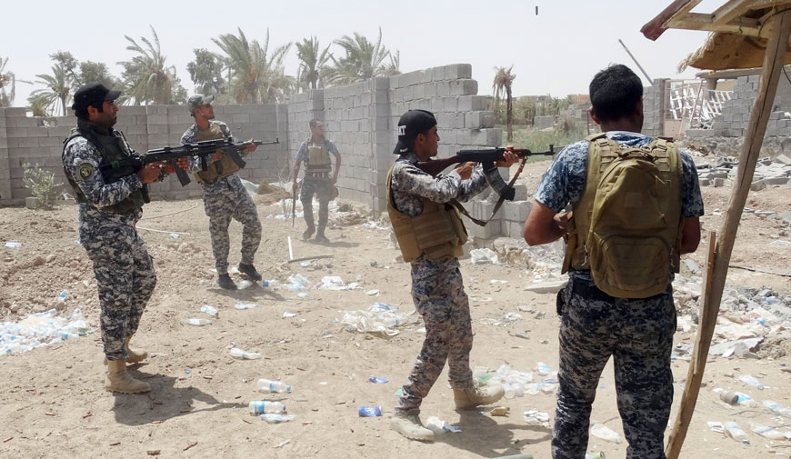 Iraqi security forces backed by Shiite and Sunni pro-government fighters clash with Daesh militants at the front line in the eastern suburb of Ramadi, Anbar province, Iraq, Tuesday (AP photo)