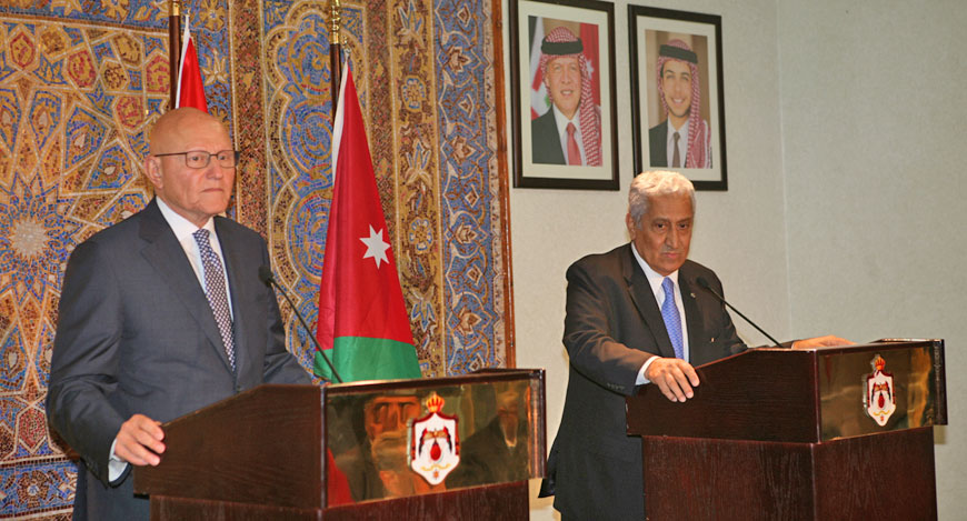 Prime Minister Abdullah Ensour and his Lebanese counterpart Tammam Salam speak to the press in Amman on Wednesday (Petra photo)