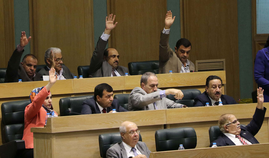 MPs vote on the reform-oriented draft decentralisation law in Amman on Sunday (Petra photo)