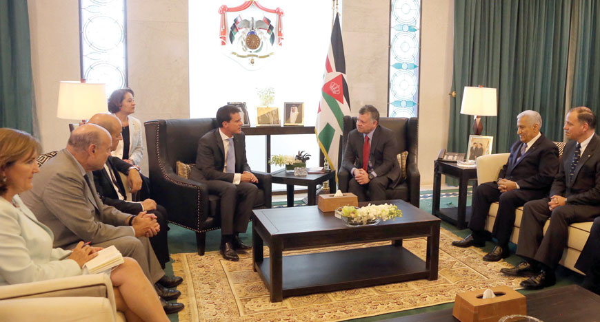 His Majesty King Abdullah meets with French Prime Minister Manuel Valls in Amman on Sunday (Photo courtesy of Royal Court)