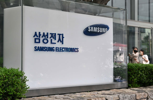People walk past the logo of Samsung Electronics outside the company's Seocho building in Seoul on Thursday  (AFP photo)