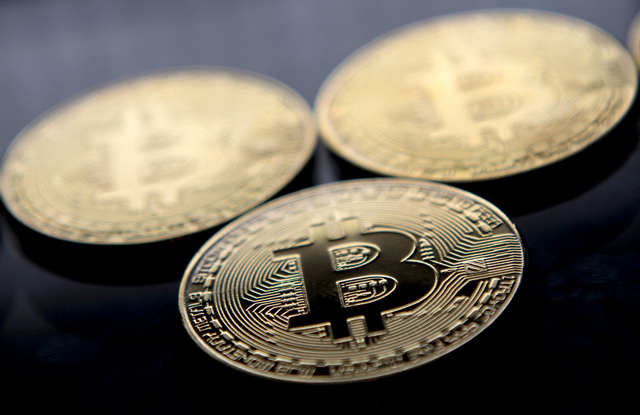  This file photo taken on November 20, 2017 shows gold plated souvenir Bitcoin coins arranged for a photograph in London (AFP photo)
