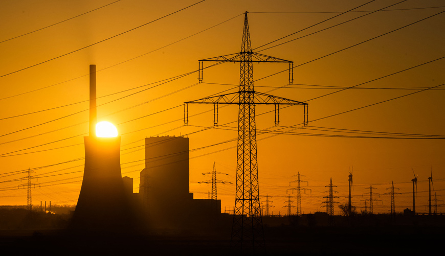 This file photo taken on January 16, 2020 shows the sun rising behind the cooling towers at Mehrum coal-fired power plant in Hohenhameln, Germany  (AFP photo)