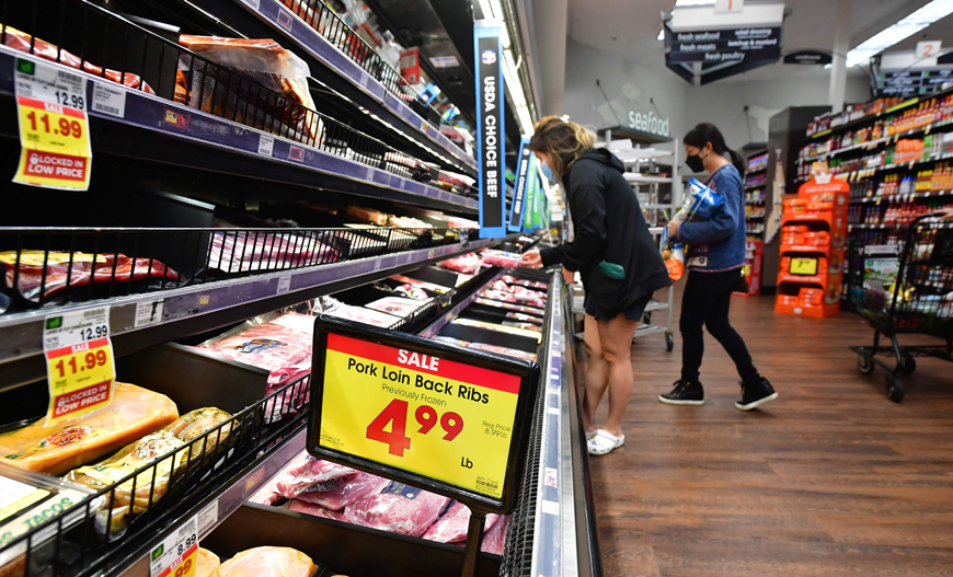 In this file photo taken on April 12, people shop at a grocery store in Monterey Park, California  (AFP photo)