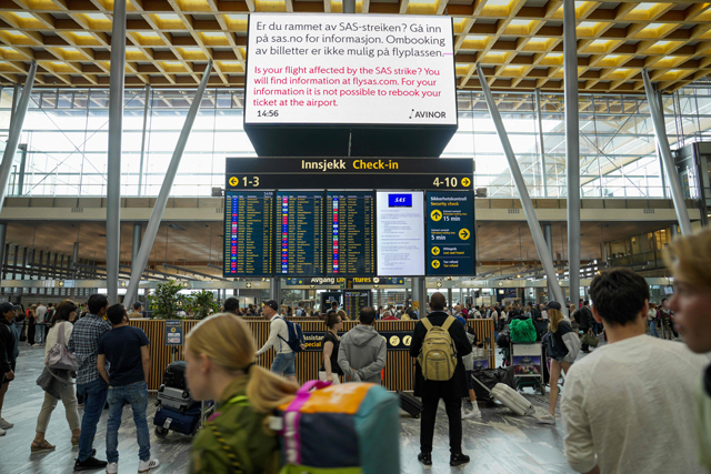 People crowd on Monday in the departure hall at Oslo Airport Gardermoen after it became clear that 900 pilots of Scandinavian airline SAS would be taken out on strike (AFP photo)