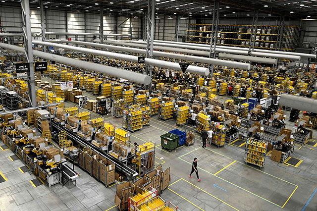  Amazon workers sort and pack items at the Amazon Fulfilment Centre in Peterborough, east England on November 27, 2019, as preparations are underway for the annual Black Friday Sale (AFP photo)