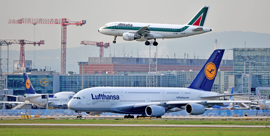This file photo taken on September 26, 2011 shows a plane of Italian airline Alitalia (top) landing at the airport in Frankfurt am Main, western Germany, where an Airbus A380 of German airline Lufthansa is parked (AFP photo)