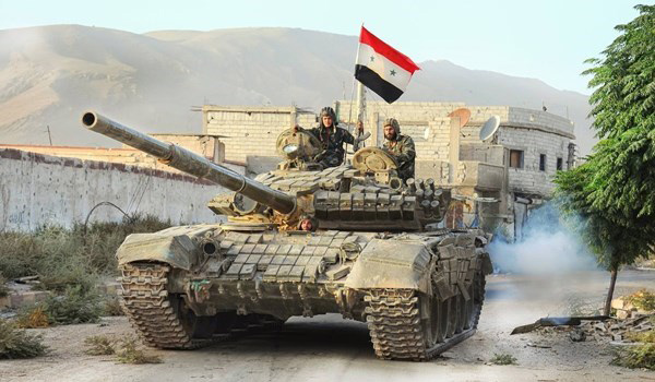 Syrian army tank moves into position to siege Tallul Safa, the last extremist stronghold in the depth of the eastern Sweida Desert (AFP photo)