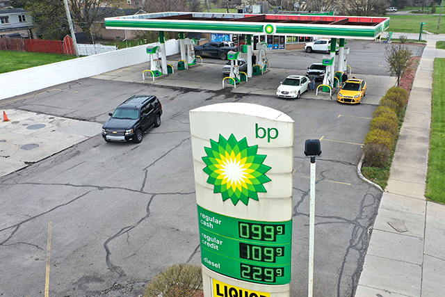 A BP gas station is seen with a sign displaying gas for $ 0.99 per gallon on April 24 in Southgate, Michigan (AFP photo)